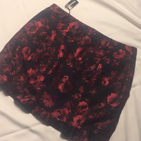 NWT Express mini skirt with a ruffle hem - Picture 5 of 5